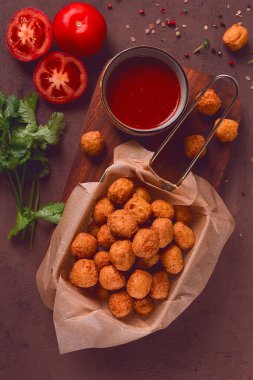 Tavuk patlamış mısır, bol yağda kızartılmış nugget, yakın çekim, kırsal, insan yok.,