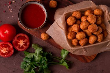 Tavuk patlamış mısır, bol yağda kızartılmış nugget, yakın çekim, kırsal, insan yok.,