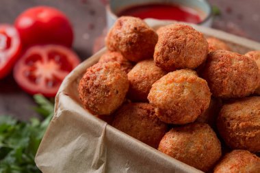 Tavuk patlamış mısır, bol yağda kızartılmış nugget, yakın çekim, kırsal, insan yok.,