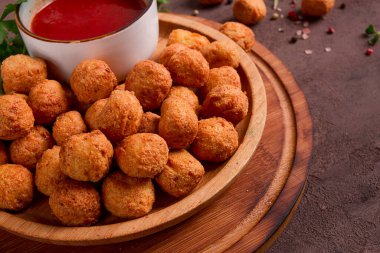 Tavuk patlamış mısır, bol yağda kızartılmış nugget, yakın çekim, kırsal, insan yok.,