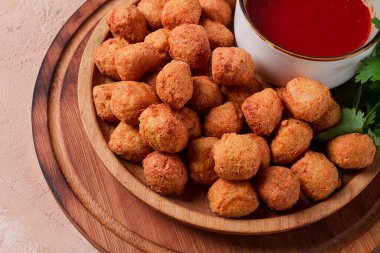 Tavuk patlamış mısır, bol yağda kızartılmış nugget, yakın çekim, kırsal, insan yok.,