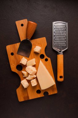 Sert peynir, parmesan, kesme tahtası, peynir bıçağı, rende, üst manzara, insan yok.,