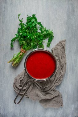 Biber ve baharatlı domates sosu, Satsebeli, Gürcü mutfağı, kırmızı sos, üst manzara, ev yapımı, insan yok, gri arka planda.,