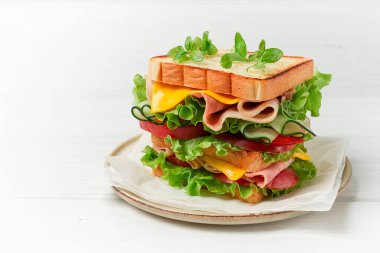 Sandviç, beyaz bir masada, yakın plan, insan yok, yatay, ev yapımı.,