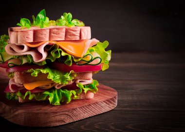 Kulüp sandviçi, ahşap bir masada, kır tarzı, yakın plan, insan yok, ev yapımı.,