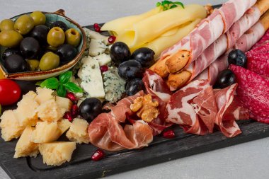 Aperatif, çeşni, set, sosis ve peynir, ahşap bir tahtada, üst manzara, insan yok.,