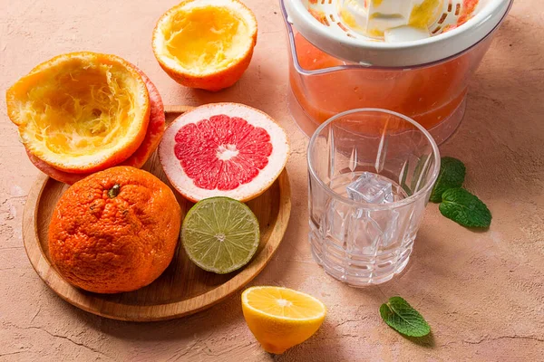 stock image citrus juicer, sliced fruit, glass with ice, close-up, no people, breakfast,