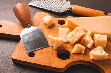 Sert peynir, parmesan, kesme tahtası, peynir bıçağı, rende, üst manzara, insan yok.,