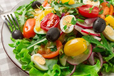 Sebze salatası, bıldırcın yumurtası ve zeytin, taze, yakın plan, insan yok.,