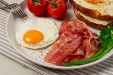 Kahvaltı, sahanda yumurta, pastırma ve ekmek, kirazlı, hafif arka planda, ev yapımı, insan yok.,