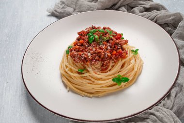 Spagetti bolonez, üst manzara, yakın çekim, insan yok, ev yapımı.,