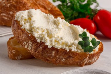 Sandviç, krem peynirli, ev yapımı, kesme tahtasında, köy tarzı, insan yok, seçici odaklanma, kahvaltı.