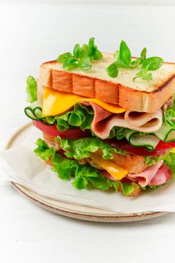 Sandviç, beyaz bir masada, yakın plan, insan yok, yatay, ev yapımı.,