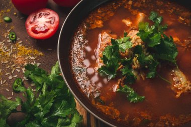 Kharcho çorbası, geleneksel Gürcü yemeği, baharatlı çorba, kırmızı, ev yapımı, insan yok.,