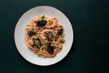 Spagetti, makarna, deniz ürünleri, midyeli karides, kremalı sarımsak sosu, ev yapımı, insan yok.,