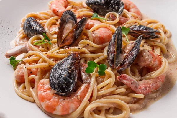 Spaghetti Pasta Seafood Shrimp Mussels Creamy Garlic Sauce Homemade People — Stock Photo, Image