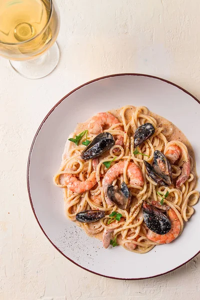 Spaghetti Pasta Seafood Shrimp Mussels Creamy Garlic Sauce Homemade People — Zdjęcie stockowe
