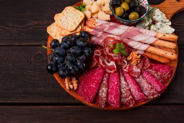 Aperatif, çeşni, set, sosis ve peynir, ahşap bir tahtada, üst manzara, insan yok.,