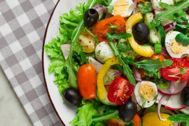 Sebze salatası, bıldırcın yumurtası ve zeytin, taze, yakın plan, insan yok.,