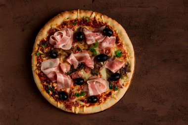 Prosciutto ve mantarlı pizza, pastırma, zeytin, ev yapımı, üst manzara, insan yok.,