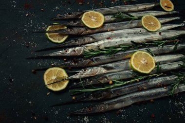 Taze, Karadeniz balığı. Çiğ, sargan, deniz turna balığı, üst manzara, insan yok.,