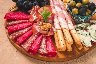 Aperatif, çeşni, set, sosis ve peynir, ahşap bir tahtada, üst manzara, insan yok.,