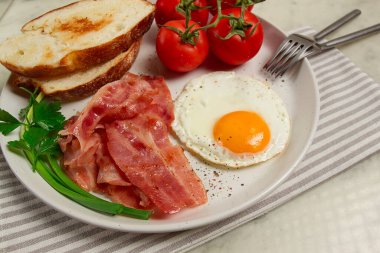 Kahvaltı, sahanda yumurta, pastırma ve ekmek, kirazlı, hafif arka planda, ev yapımı, insan yok.,