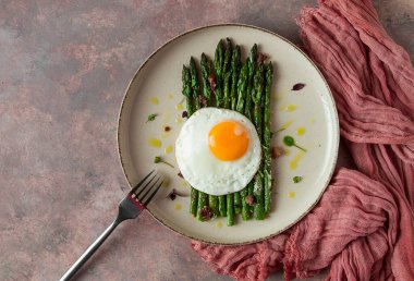 ızgara kuşkonmaz, kızarmış yumurta, baharat ve otlar, parmesan peyniri, bej bir tabakta, üst manzara, kırsal, insan yok.