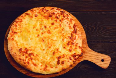 Imereti khachapuri, geleneksel Gürcü yemeği, peynirli düz ekmek, üst manzara, insan yok, kırsal,