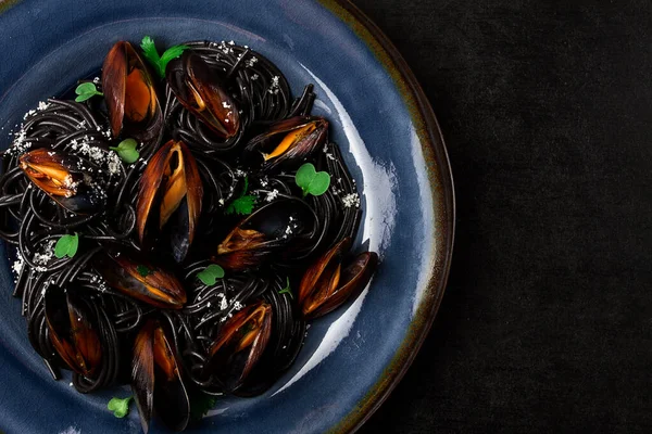 Spaghetti Black Squid Black Pasta Boiled Mussels Black Plate Parsley — Stockfoto