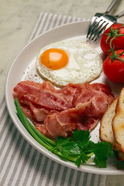 Kahvaltı, sahanda yumurta, pastırma ve ekmek, kirazlı, hafif arka planda, ev yapımı, insan yok.,