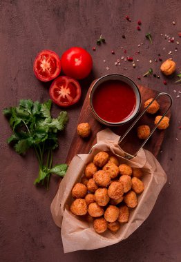 Tavuk patlamış mısır, bol yağda kızartılmış nugget, yakın çekim, kırsal, insan yok.,