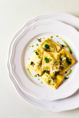 Ispanaklı ve peynirli Ravioli, yeşil soslu, hafif arka planda, seçici odaklı, insan yok.,