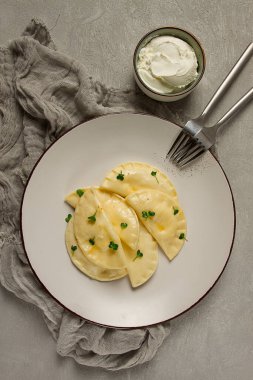 Pierogi, geleneksel Polonya mutfağı, hamur tatlısı, üst manzara, yakın çekim, insan yok.,