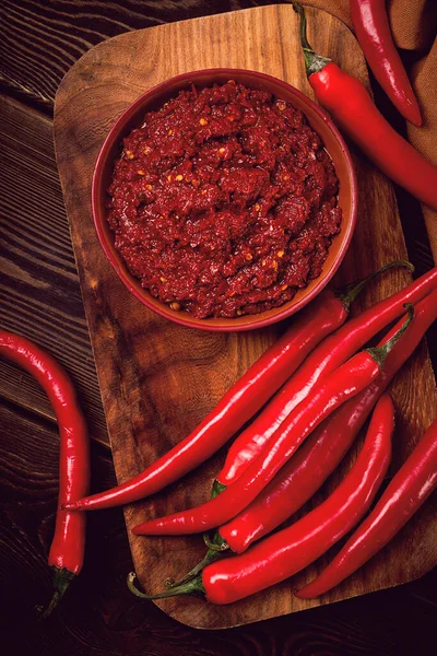 Czerwony Hot Sauce Chili Pepper Drewnianym Stole Bez Ludzi Pionowy — Zdjęcie stockowe