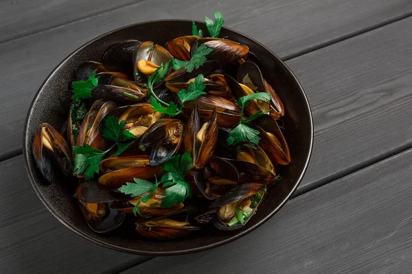Fresh Boiled Mussels Black Sea Parsley Lemon Wooden Table People — Stock fotografie