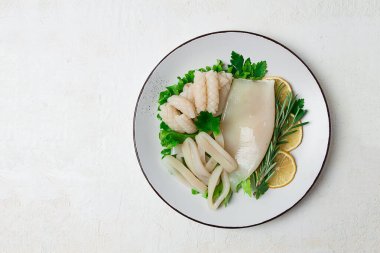 Taze mürekkep balığı, çiğ, leş, halka şeklinde kesilmiş, üst görünüm, insan yok.,