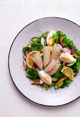 Kalamar ve sebze salatası, yumurta, ev yapımı, insan yok.,
