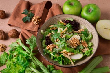 Taze, Waldorf salatası, tavuk, elma ve cevizli kereviz sapı, üzüm, otlar, ev yapımı, insan yok.,