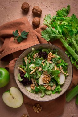 Taze, Waldorf salatası, tavuk, elma ve cevizli kereviz sapı, üzüm, otlar, ev yapımı, insan yok.,