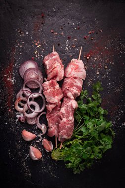 Çiğ domuz eti, turşulu kebap, baharatlı, üst manzara, insan yok.,