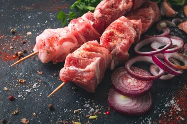 Çiğ domuz eti, turşulu kebap, baharatlı, üst manzara, insan yok.,