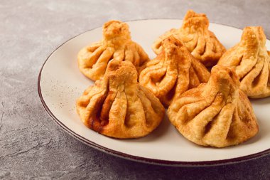 Kızarmış khinkali, etli khinkali, geleneksel Gürcü yemeği, insan yok.,