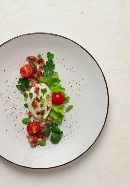 Jambon ve sebzeli haşlanmış yumurta, kahvaltı, ev yapımı.,