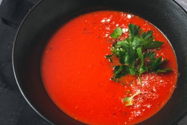 Domates çorbası, bitki ve baharatlı, ev yapımı, insan yok.,