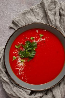 Domates çorbası, bitki ve baharatlı, ev yapımı, insan yok.,