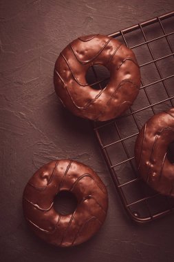 Çikolata kaplı donutlar, üst manzara, insan yok.,