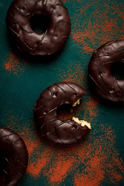 Donat Dengan Kakao Glasir Coklat Pandangan Atas Tidak Ada Orang — Stok Foto