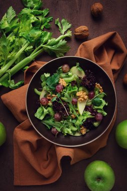 Taze, Waldorf salatası, tavuk, elma ve cevizli kereviz sapı, üzüm, otlar, ev yapımı, insan yok.,