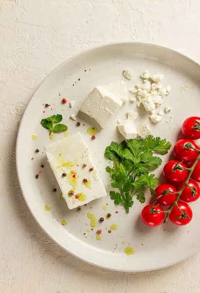 Salatalar için feta peyniri, kiraz, yeşil tereyağı, yeşiller, beyaz tabakta, aperatif, üst manzara, yakın çekim,